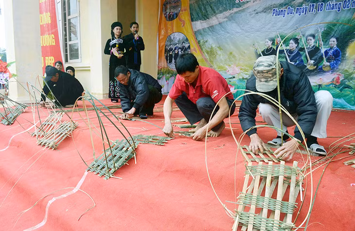 Đàn ông lại tỏ ra khéo léo từ môn thi đang sang mạ, một dụng cụ để đựng mạ gánh ra đồng của người Tày