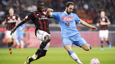 Milan (trái) đủ sức giành điểm ngay trên sân của Napoli
