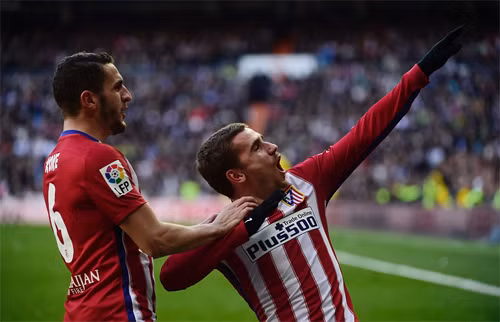 Griezmann (phải) trở thành người hùng với bàn thắng quyết định. Ảnh: Reuters