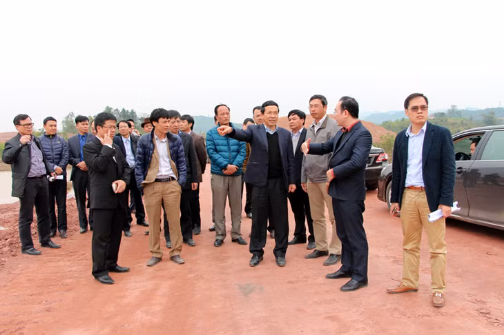 Đồng chí Nguyễn Văn Thành kiểm tra