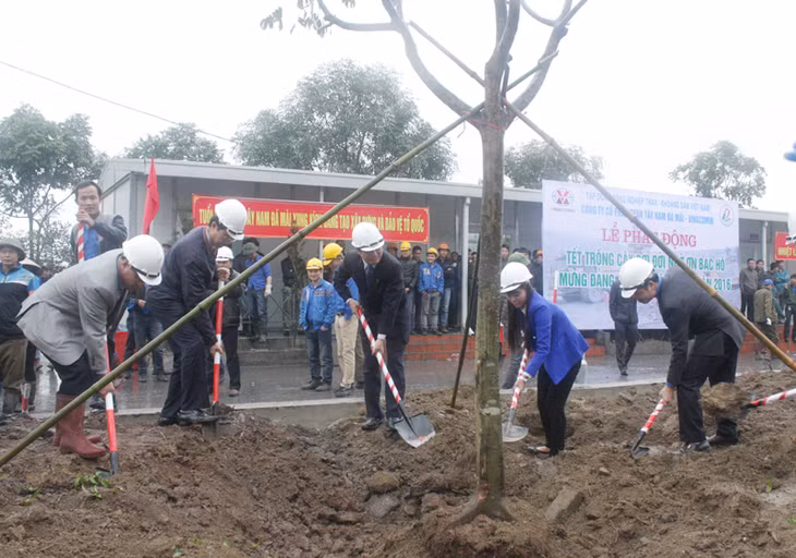 Các đại biểu trồng cây xanh hoàn nguyên môi trường tại khai trường Công ty CP Than Tây Nam Đá Mài.