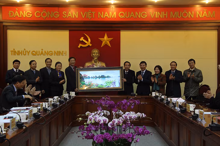Đoàn cán bộ chủ chốt tỉnh Quảng Bình học tập kinh nghiệm xây dựng Trung tâm hành chính công và quản lý du lịch của Quảng Ninh ảnh 5 Bí thư Tỉnh ủy Quảng Ninh Nguyễn Văn Đọc tặng bức tranh Vịnh Hạ Long cho đoàn công tác tỉnh Quảng Bình.