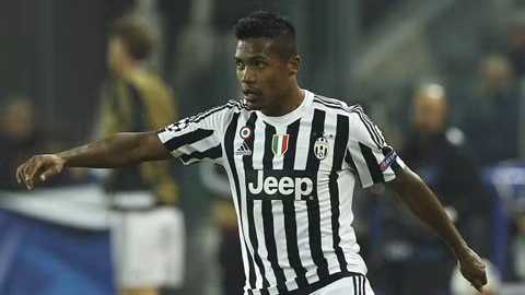 Chấn thương của Alex Sandro càng khiến hàng phòng ngự của Juventus trở nên mong manh