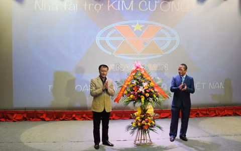 Đại diện Tập đoàn Than Khoáng sản Việt Nam chúc mừng CLB bóng đá TQN 