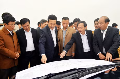 Đồng chí Nguyễn Văn Thành, Phó Chủ tịch UBND tỉnh cùng lãnh đạo các sở, ngành kiểm tra tiến độ GPMB KCN Texhong Hải Hà.