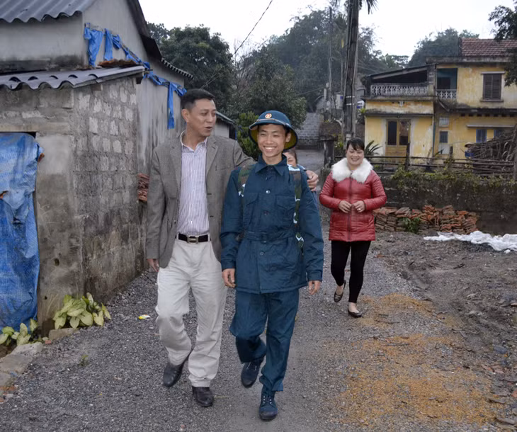6 giờ sáng ngày 23-2, gia đình họ hàng đưa tiễn, dặn dò tân binh Trần Ngọc Nhân trước khi lên đường nhập ngũ