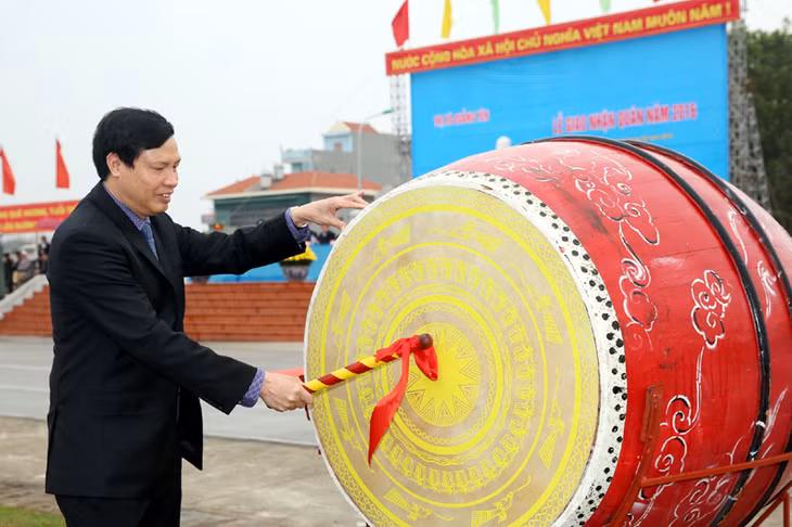 Đồng chí Nguyễn Đức Long, Chủ tịch UBND tỉnh, Chủ tịch Hội đồng nghĩa vụ quân sự tỉnh đã gióng trống giao quân.