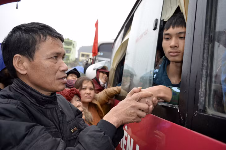 Giây phút chia ly bịn rịn