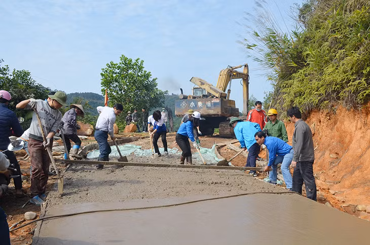 Đông đảo ĐVTN tình nguyện tham gia thi công tuyến đường Đại Phong (huyện Tiên Yên)