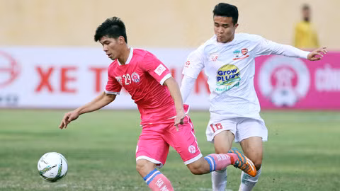 Sau trận thua 0-5 trước HA.GL, các thành viên của CLB Hà Nội(trái) đã động viên nhau cùng đứng lên