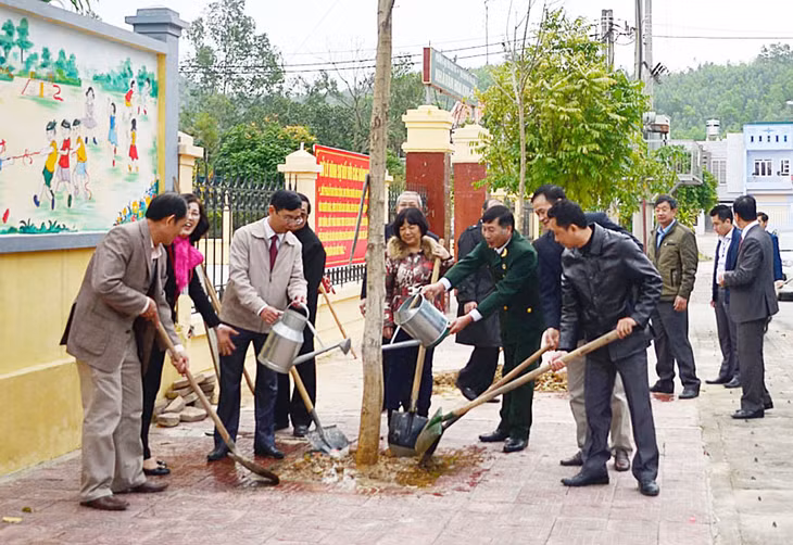 Phường Quang Trung (TP Uông Bí) trồng cây xanh đầu xuân Bính Thân tại khu 5A của phường 