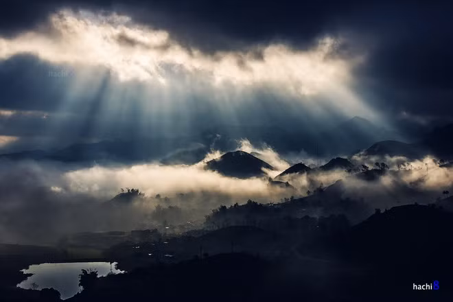 Nếu may mắn hơn, ngay cả khi mặt trời lên cao, bạn vẫn thấy được các lớp tia nắng chiếu rọi xuống thung lũng.