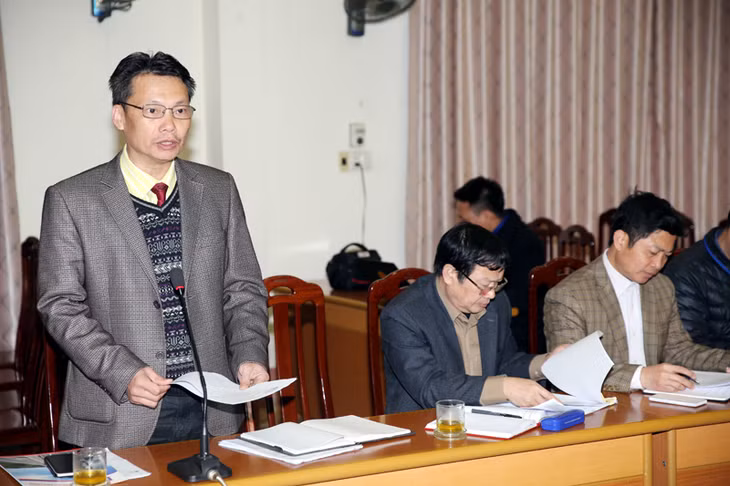 Đồng chí Triệu Văn Hải, Phó Chủ tịch UBND huyện Hoành Bồ báo cáo tiến độ GPMB cao tốc Hạ Long - Vân Đồn (đoạn qua huyện Hoành Bồ).