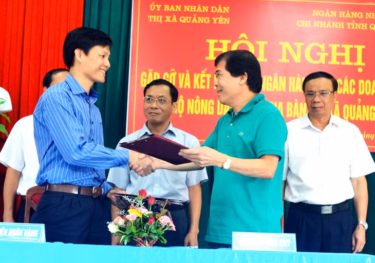 Đại diện khối Ngân hàng ký kết hợp đồng vay vốn với nông dân TX Quảng Yên.