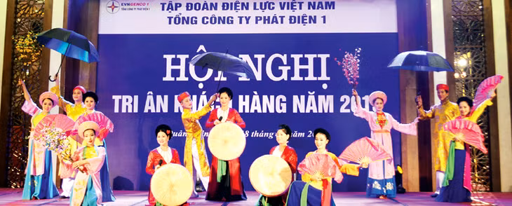 Tiết mục văn nghệ biểu diễn tại buổi lễ tri ân khách hàng của Tổng Công ty Phát điện 1 tại TP Hạ Long ngày 1-12-2015.