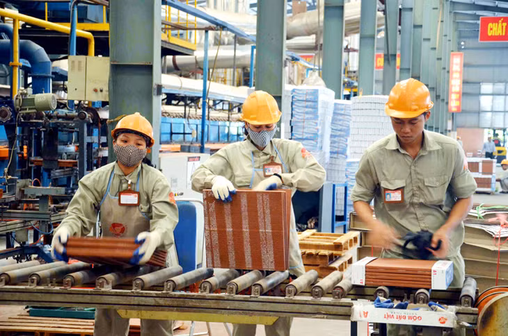 Công nhân Công ty CP Gốm Đất Việt hăng say lao động sản xuất và tích cực tu dưỡng đạo đức, lối sống.