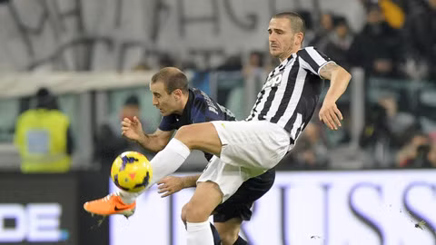 Juventus (áo sọc) sẽ tiếp tục thắng thêm một “ông lớn” ở Serie A để hoàn tất bộ sưu tập “đếm xác” các đối thủ lớn