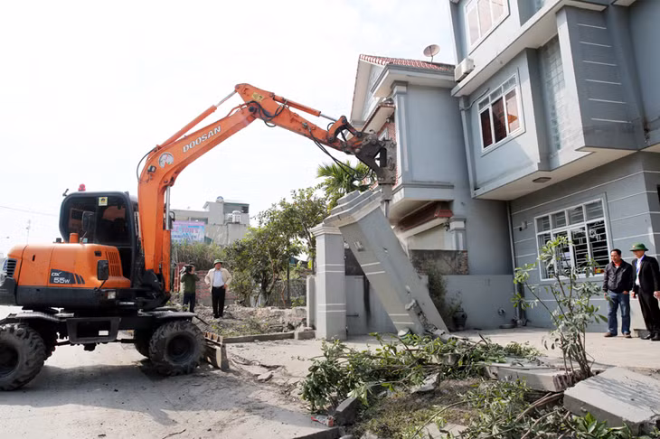 Chiều ngày 27-2, lực lượng chức năng thành phố đã tổ chức tháo dỡ nhà, vật kiến trúc của 30 hộ dân trong diện phải GPMB tại phường Hà Tu.