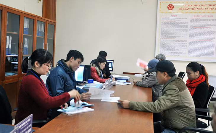 Cán bộ bộ phận “Tiếp nhận và trả kết quả hiện đại” tại UBND phường Cao Thắng (TP Hạ Long) hướng dẫn công dân hoàn thiện hồ sơ.