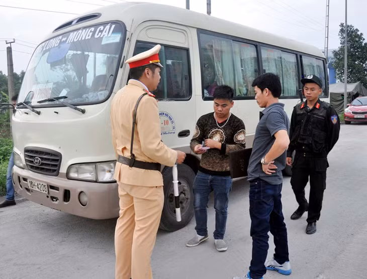 Các chiến sĩ CSGT Công an tỉnh tuần tra kiểm soát, đảm bảo TT ATGT.