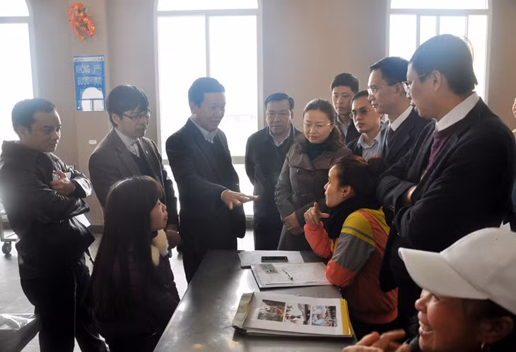 Đồng chí Phó Chủ tịch UBND tỉnh trao đổi với bộ phận tuyển dụng công nhân của Công ty TNHH Khoa học kỹ thuật Texhong Ngân Hà