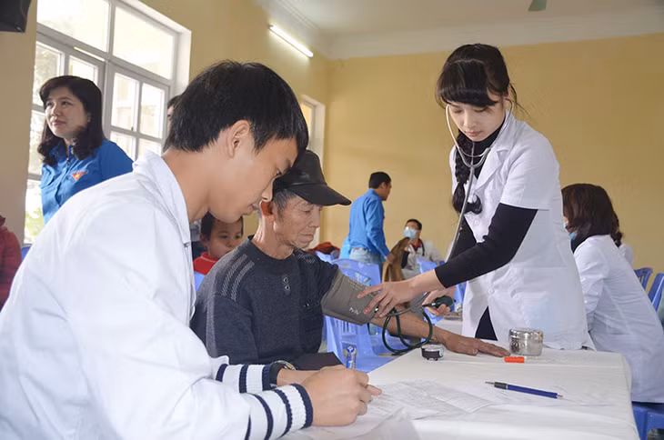 Các y, bác sỹ trẻ tham gia khám bệnh, phát thuốc tình nguyện cho người dân địa phương