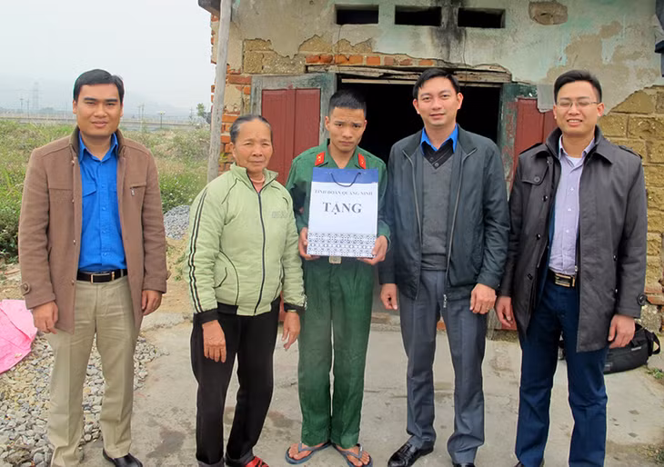 Đồng chí Lê Hùng Sơn, Phó Bí thư Tỉnh Đoàn thăm tặng quà tân binh có hoàn cảnh khó khăn tình nguyện viết đơn nhập ngũ tại khu 4, thị trấn Trới (huyện Hoành Bồ).