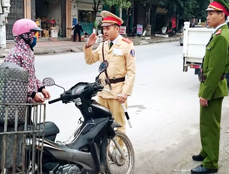 Lực lượng CSGT Công an huyện Vân Đồn kiểm tra việc chấp hành Luật Giao thông đường bộ trên tuyến tỉnh lộ 334.