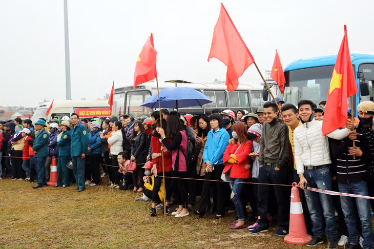 Người nhà, bạn bè các tân binh có mặt tại lễ giao nhận quân để chia tay, động viên tân binh lên đường nhập ngũ.