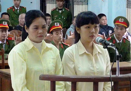 Hai mẹ con Nga trước vành móng ngựa. Ảnh: Ngọc Trường.