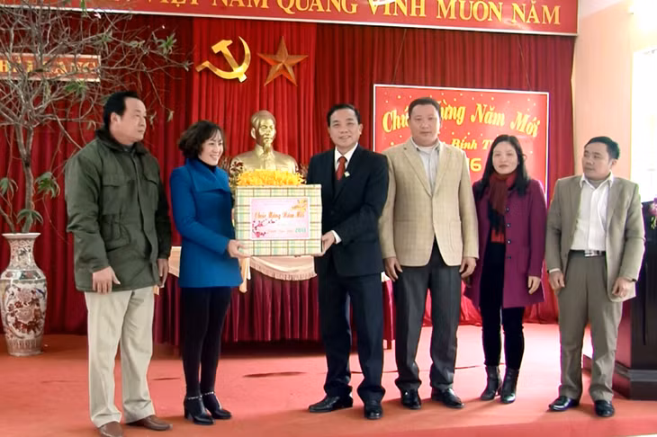 Đồng chí Nguyễn Xuân Long, Phó Bí thư Thường trực Huyện uỷ Tiên Yên tặng quà, chúc Tết Đảng bộ, nhân dân xã Hải Lạng nhân dịp xuân mới Bính Thân. Ảnh: Xuân Thao