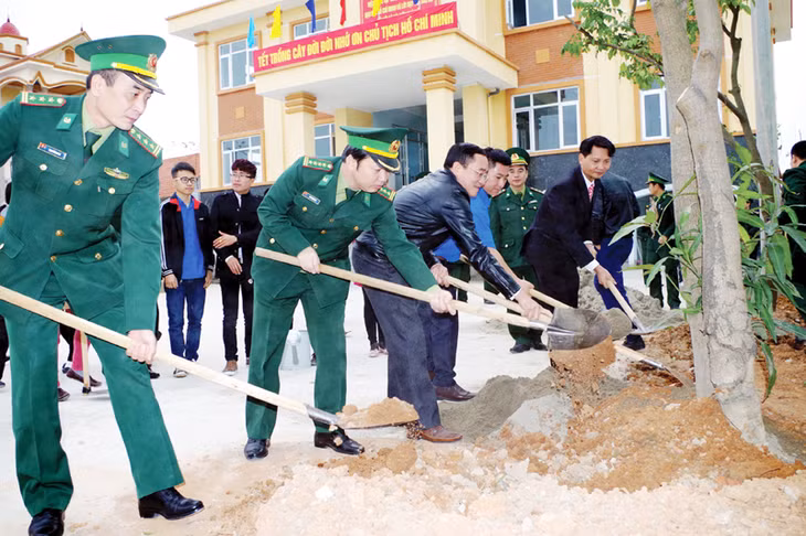BĐBP tỉnh phối hợp với cấp uỷ, chính quyền phường Hà An (TX Quảng Yên) trồng cây đầu năm tại doanh trại Trạm BP Hà An. Ảnh: Quang Anh (BĐBP tỉnh)