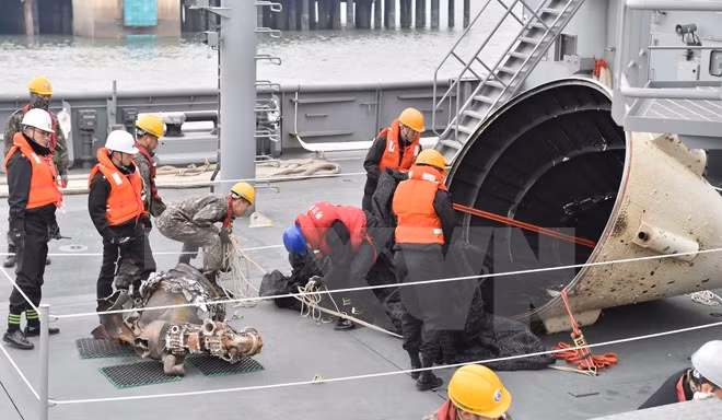 Những mảnh vỡ nghi từ tên lửa phóng vệ tinh của Triều Tiên. (Ảnh: AFP/TTXVN)