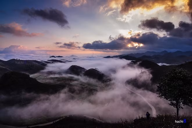 Những ngày nắng đông này, tới Mộc Châu bạn hãy chịu khó dậy thật sớm lên đồi cao để được ngắm những tia nắng ban mai trên thảm sương mây lảng bảng. Hoặc bạn chờ chiều tối để thấy khoảnh khắc cuối ngày, nắng khuất dần sau rặng núi trùng điệp.