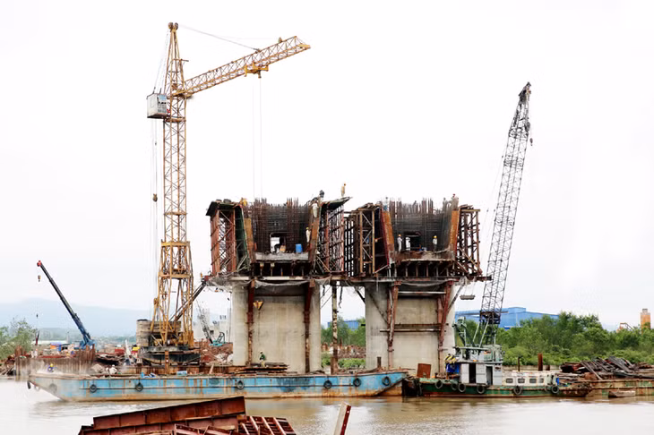 Với quyết tâm rút ngắn tiến độ xuống 6 tháng, hoàn thành vào tháng 10-2016, ngay ngày đầu tiên trở lại làm việc sau Tết (15-2), gói thầu XL-05 (cầu sông Chanh) - Dự án đường Cao tốc Hạ Long - Hải Phòng đã huy động trên 200 công nhân chia thành 6 mũi thi công dầm hộp.