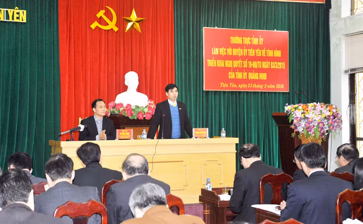 Đồng chí Trương Công Ngàn, Bí thư Huyện ủy Tiên Yên báo cáo việc thực hiện Nghị quyết 19-NQ/TU của Tỉnh ủy của Đảng bộ huyệnTiên Yên.