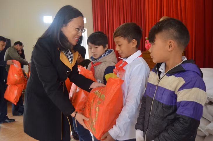 Đồng chí Lê Ngọc Hân, Phó Tổng Biên tập Báo Quảng Ninh trao quà cho các em học sinh có hoàn cảnh khó khăn trường PTDT bán trú, Tiểu học và THCS Thanh Sơn.