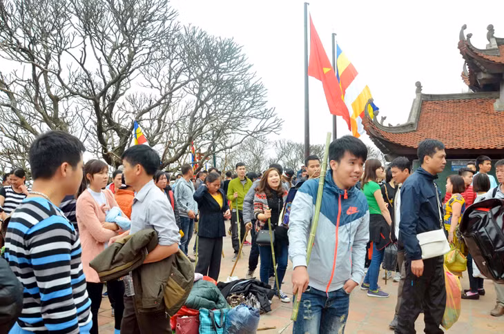 Du khách tham quan chùa Hoa Yên trong buổi lễ khai hội.