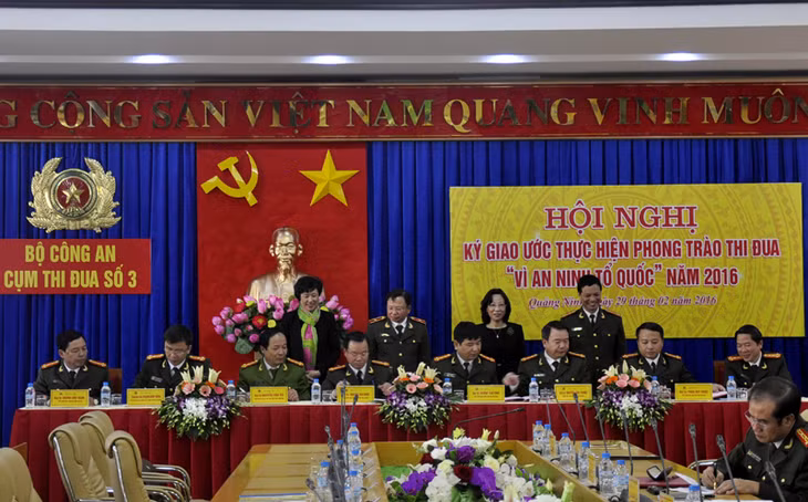 Đại diện công an 8 tỉnh ký giao ước thi đua Vì ANTQ năm 2016.