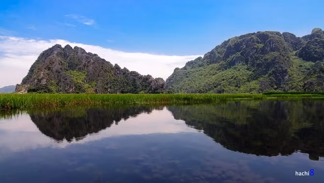 Đầm Vân Long mang vẻ đẹp non nước hữu tình. Mặt đầm trong xanh, nhìn rõ những thảm rong rêu bắt mắt dưới đáy. Cùng với đó là các núi đá vôi hùng vĩ, phần lớn đã bị nước bào mòn thành hệ thống hang động kỳ ảo.