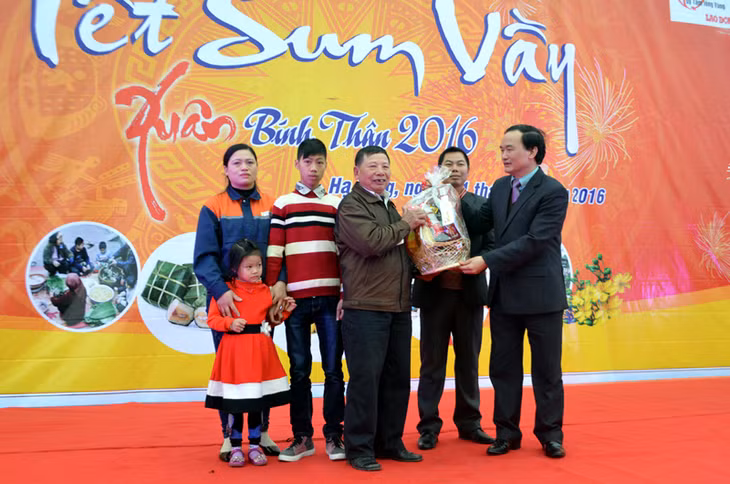 Chủ tịch LĐLĐ tỉnh Trần Danh Chức tặng quà cho gia đình CNLĐ có hoàn cảnh khó khăn trong chương trình Tết sum vầy.
