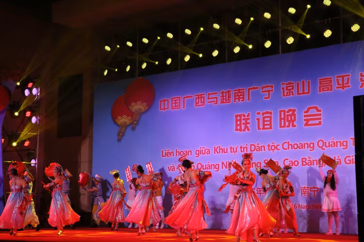 Tiết mục múa hát chào mừng.