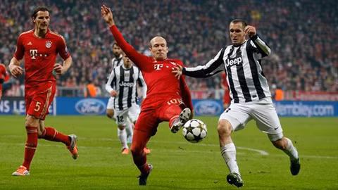 Juve (áo sọc) khó giành được một kết quả tốt dù được chơi trên sân nhà