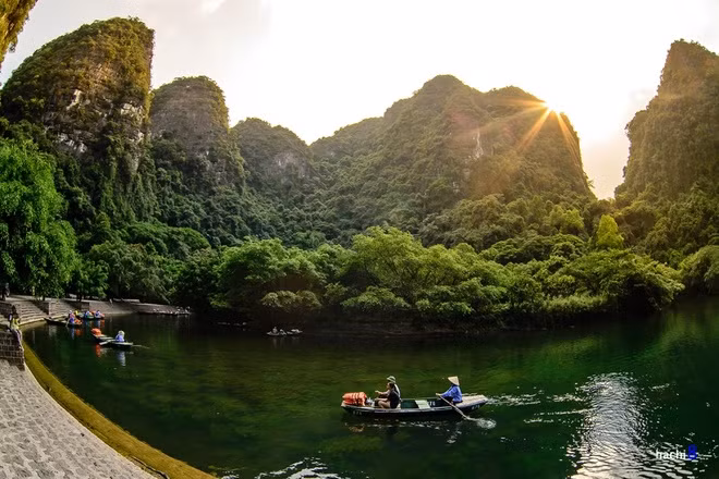 Chiều 26/2, đoàn làm phim Kong: Skull Island tới Ninh Bình và bắt đầu hai tuần làm việc tại đây từ 27/2 tới 15/3. Địa điểm quay đầu tiên của đoàn là danh thắng Tràng An, cách thành phố Ninh Bình 7 km theo hướng tây dọc đại lộ Tràng An và cách Hà Nội 96 km về hướng nam.