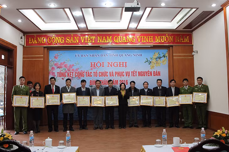 Đồng chí Vũ Thị Thu Thủy, Phó Chủ tịch UBND tỉnh tặng Bằng khen của UBND tỉnh cho các tập thể, cá nhân có thành tích xuất sắc.