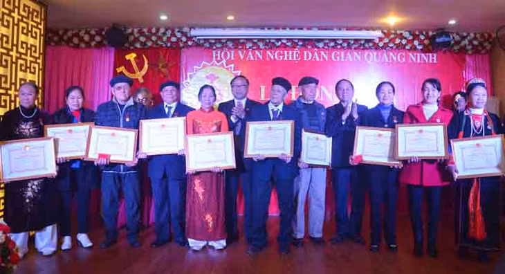 Lãnh đạo Sở Văn hóa- Thể thao và Du lịch và Lãnh đạo Hội VNDG Quảng Ninh trao bằng khen cho các nghệ nhân.