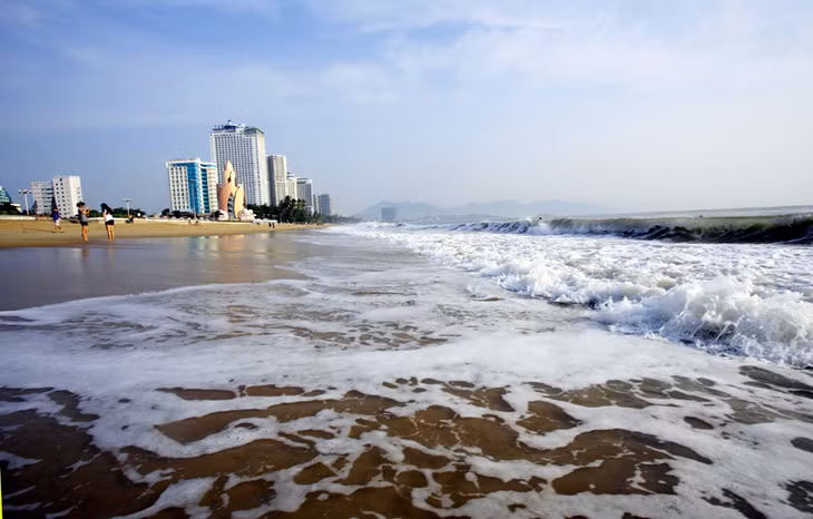Nơi đây có bãi biển Nha Trang cũng được coi là hào phóng với cát trắng mịn màng, sạch sẽ, thoai thoải dài trên 7km uốn cong ôm lấy Vịnh Nha Trang xanh ngọc ngà.