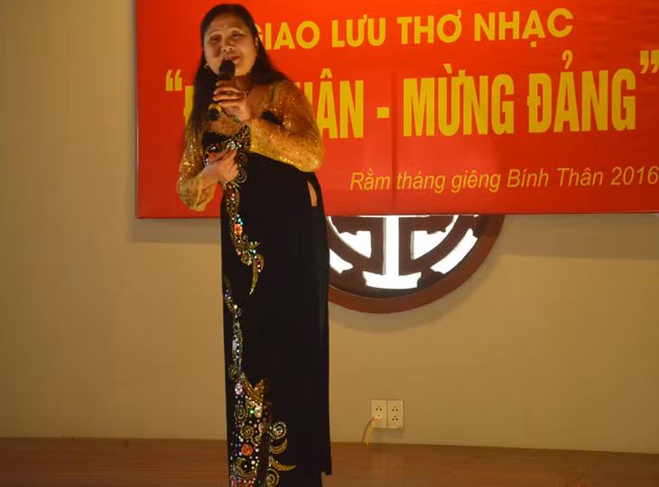 Một tiết mục ngâm thơ tại buổi giao lưu.