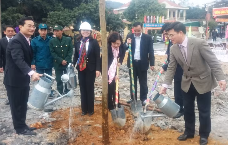 Thành phố Uông Bí trồng cây tại tuyến đường vận chuyển than Vàng Danh - Điền Công