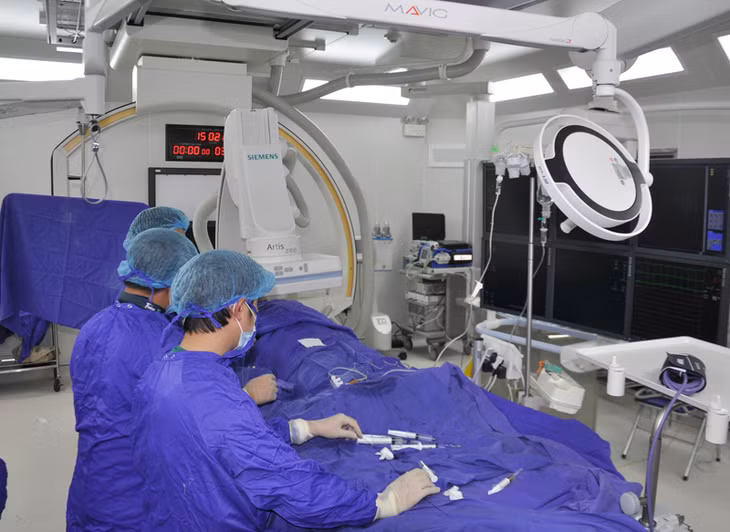 Các bác sĩ Viện Tim mạch Việt Nam và Trung tâm Tim mạch, Bệnh viện Đa khoa tỉnh chụp mạch cho bệnh nhân.
